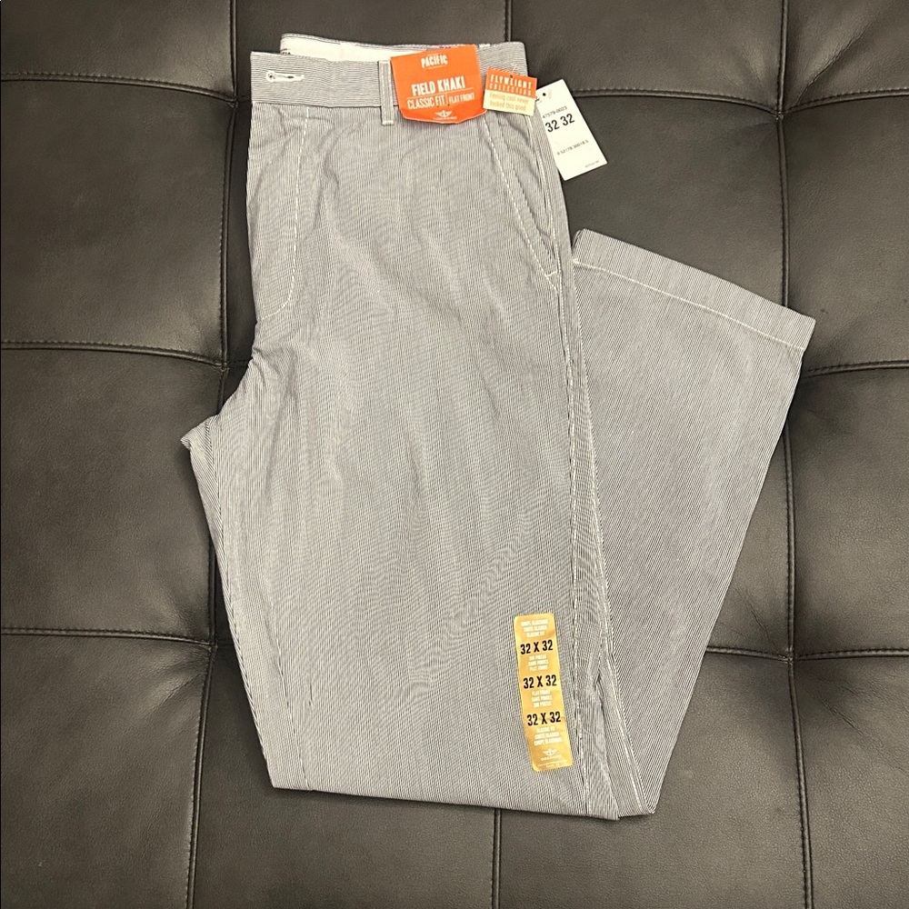 Dockers Men's Light Gray Chinos